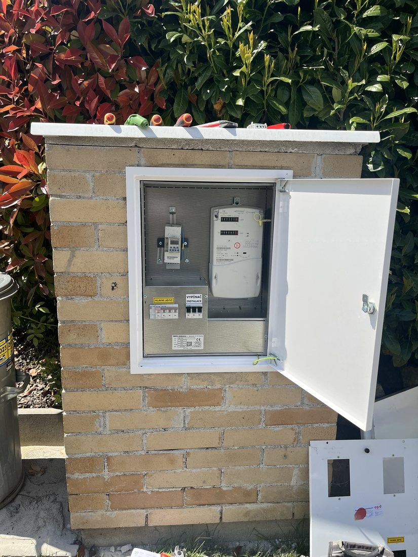 Elektroměrové místo s hlavním jističem a elektroměrem